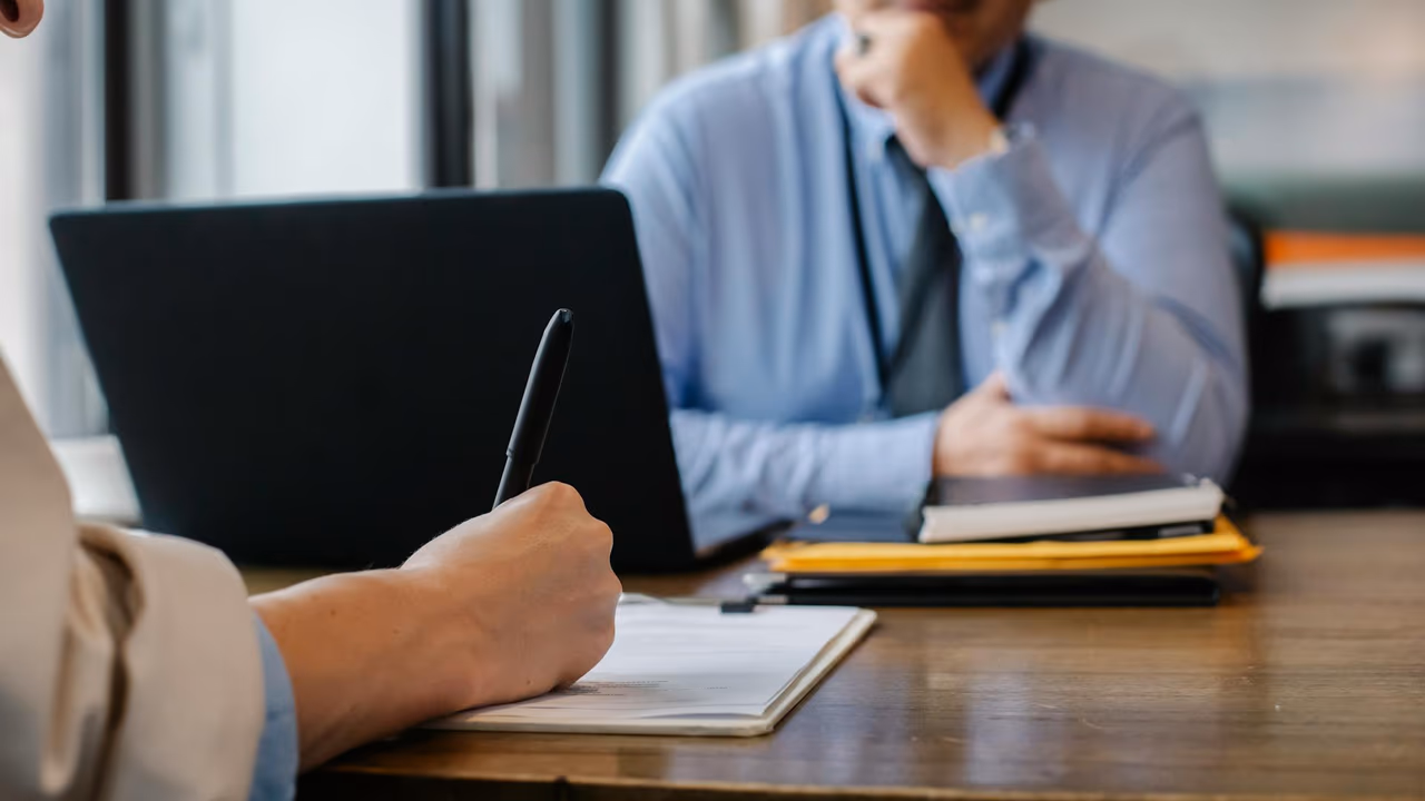 Seniorzy 40+: jak adaptować CV i profil LinkedIn do branży IT