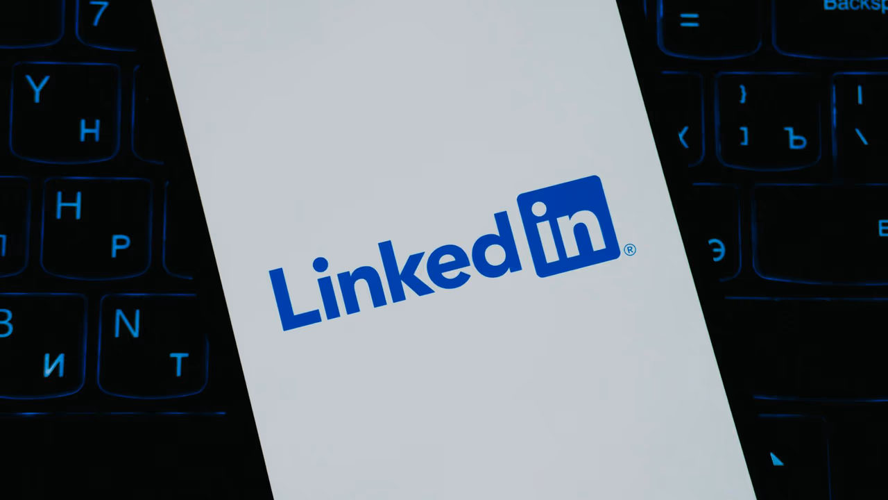 Dział IT: najlepsze słowa kluczowe na profil LinkedIn szukając pracy